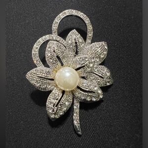 BEAUTIFUL Elegant Faux Pearl Flower Brooch Pin Women Ornament Silver Color